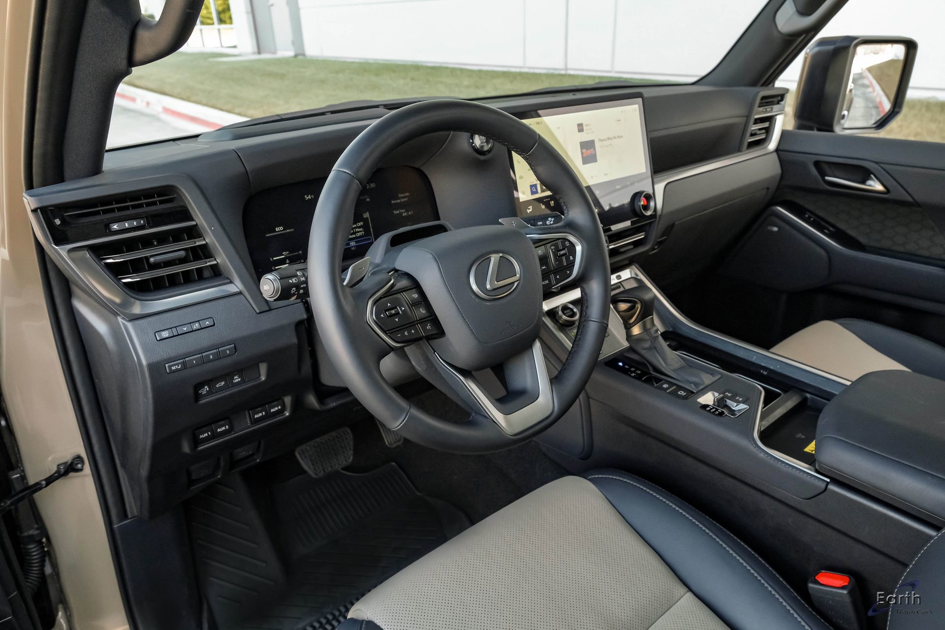 Used 2025 Lexus GX 550 w/ Accessory Package (CT) image 2