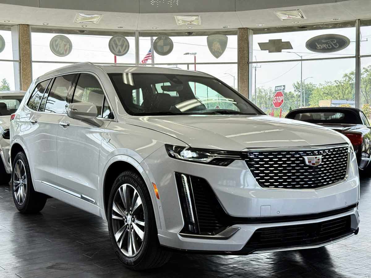 Used 2024 Cadillac XT6 Premium Luxury w/ Technology Package image 4