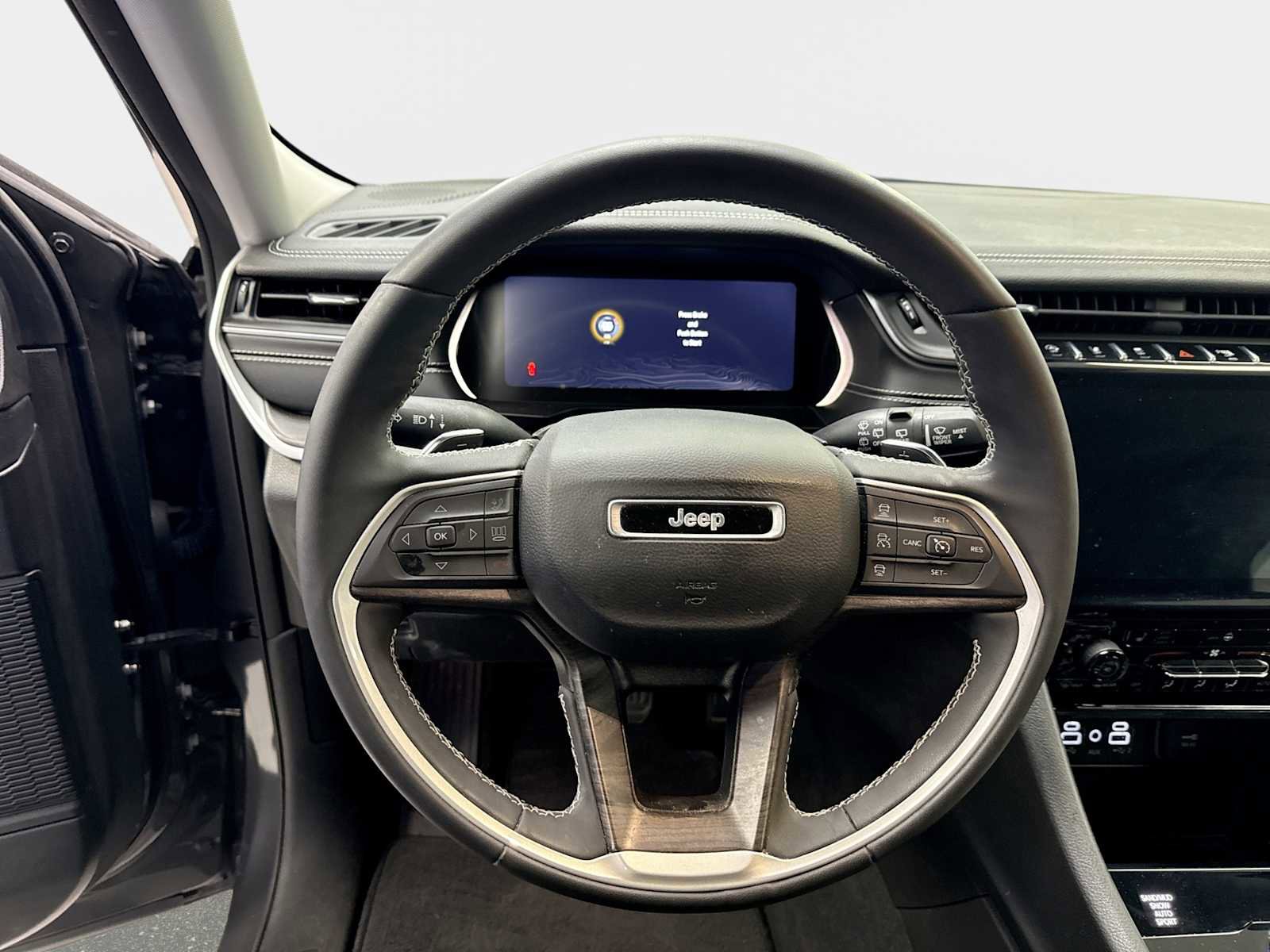 Used 2023 Jeep Grand Cherokee Limited image 17