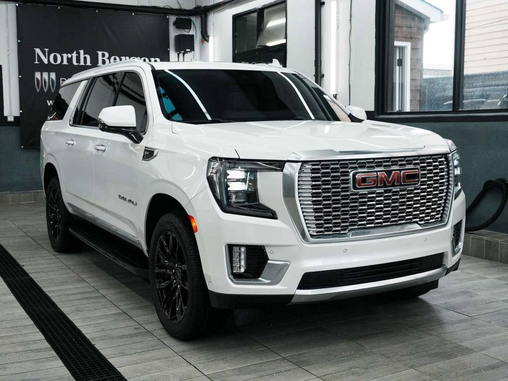 Used 2024 GMC Yukon XL Denali w/ Advanced Technology Package image 3