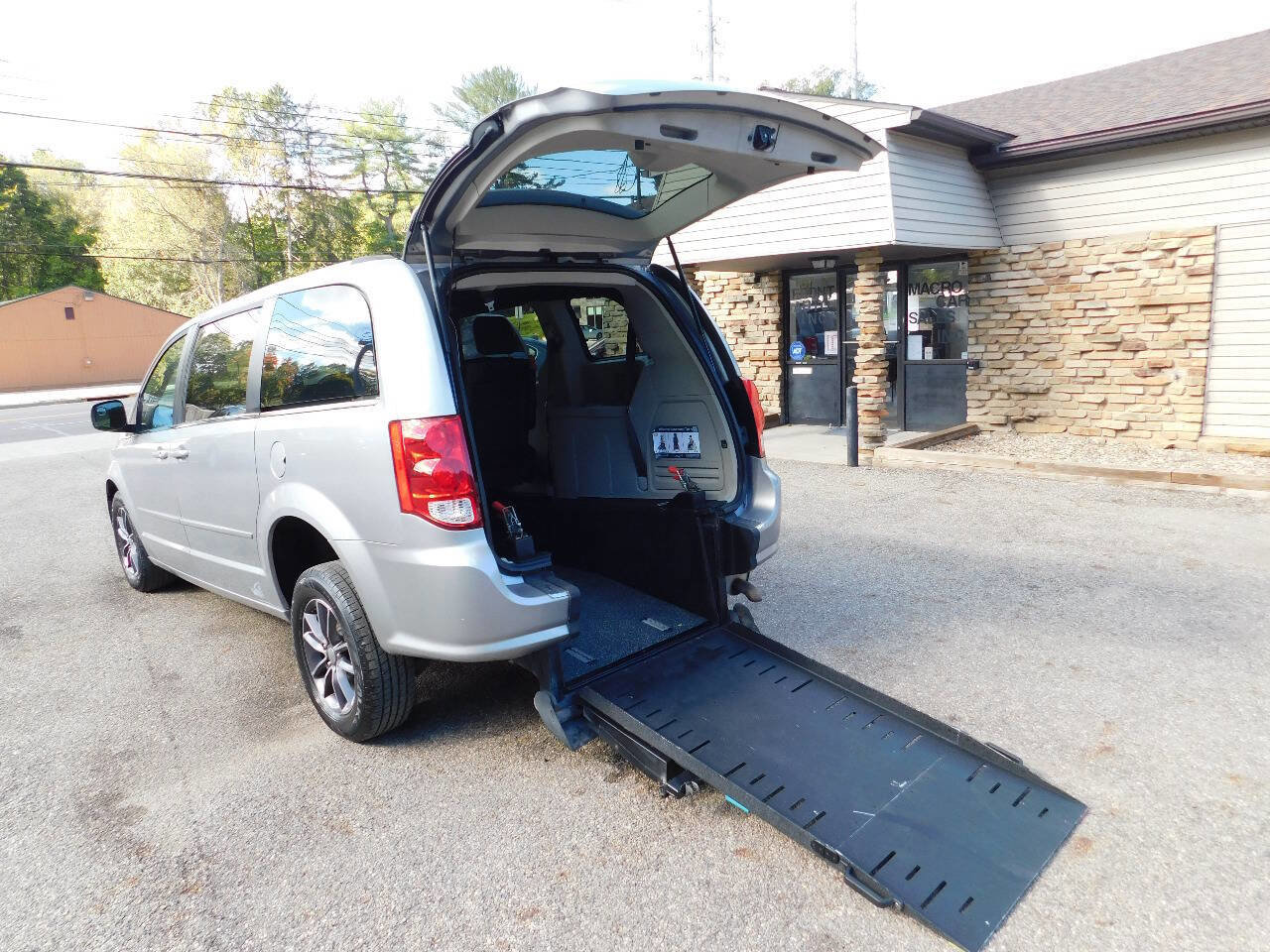 Used 2017 Dodge Grand Caravan SXT image 3