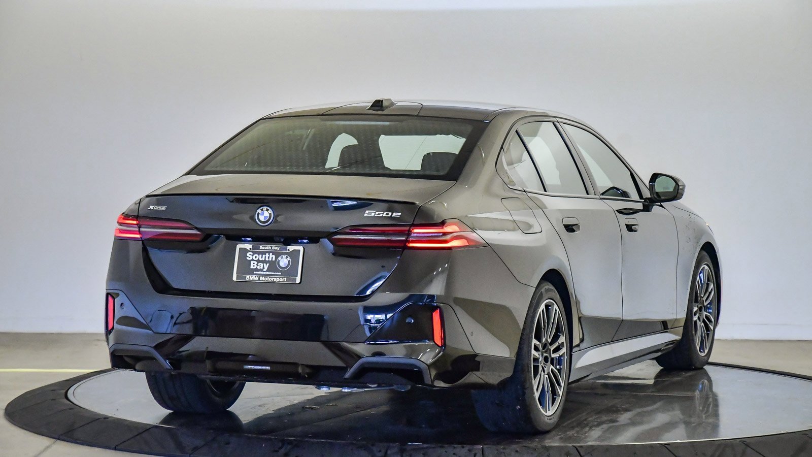 New 2026 BMW 550e xDrive w/ Executive Package image 5