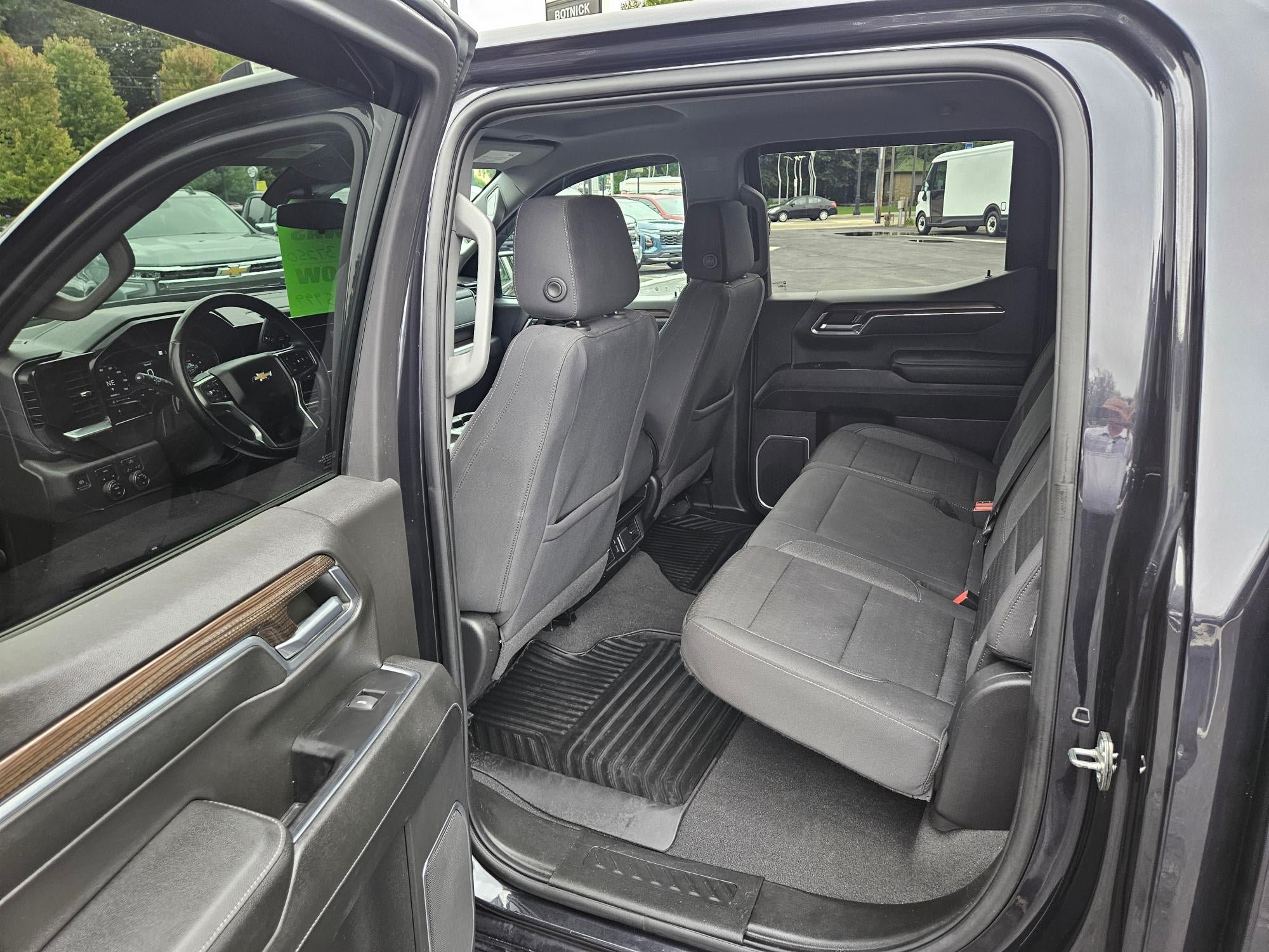 Used 2023 Chevrolet Silverado 1500 LT AWD/4WD image 6