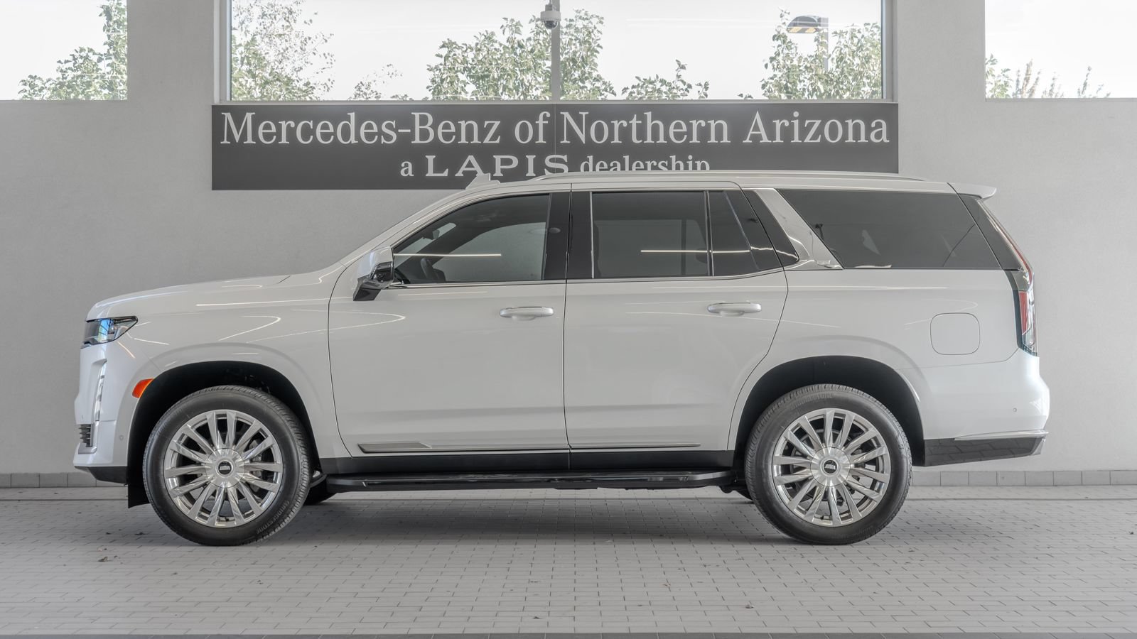 Used 2024 Cadillac Escalade Premium Luxury AWD/4WD image 2