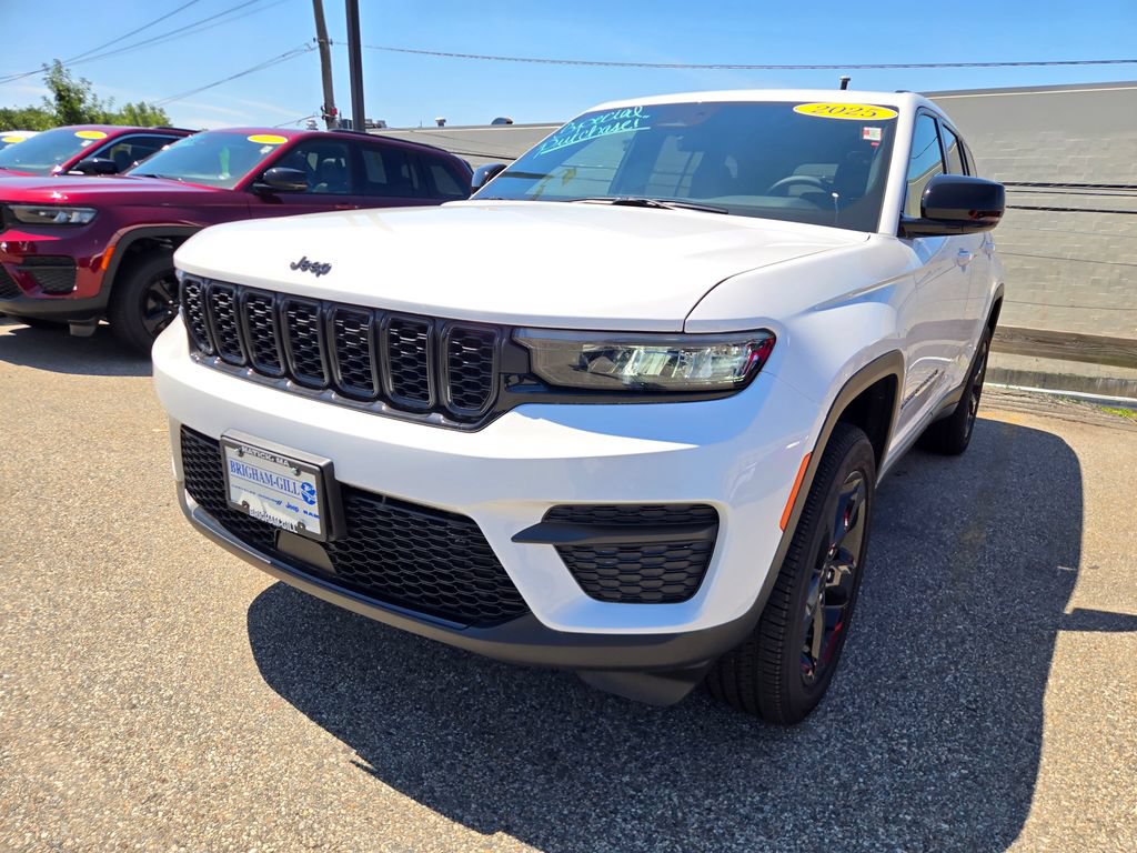 Used 2025 Jeep Grand Cherokee Altitude AWD/4WD image 3