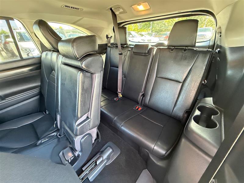 Used 2023 Toyota Highlander XLE FWD image 23