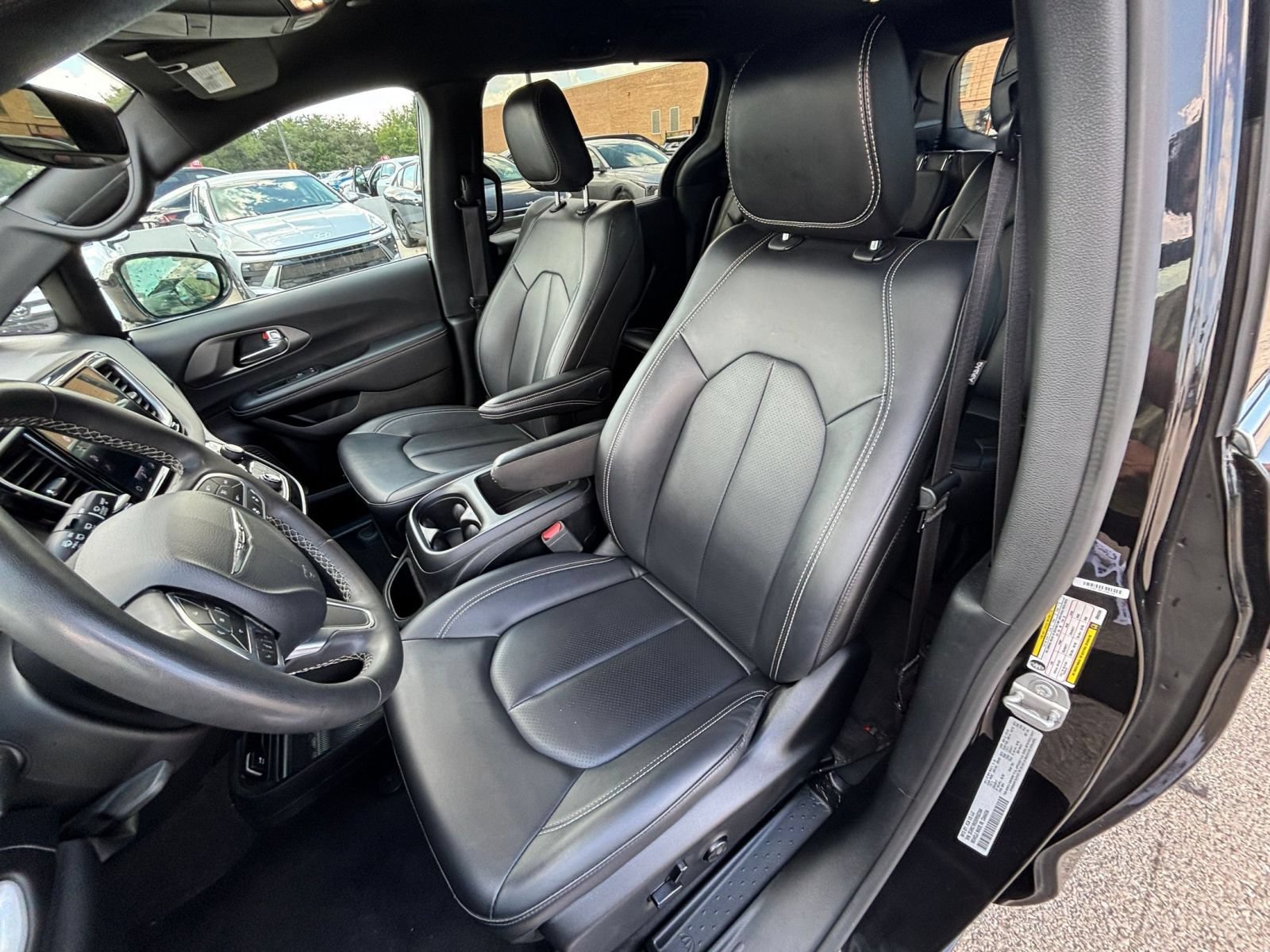 Used 2025 Chrysler Pacifica Select FWD image 38