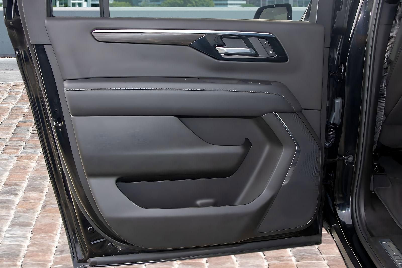 Used 2025 Chevrolet Suburban Z71 image 11