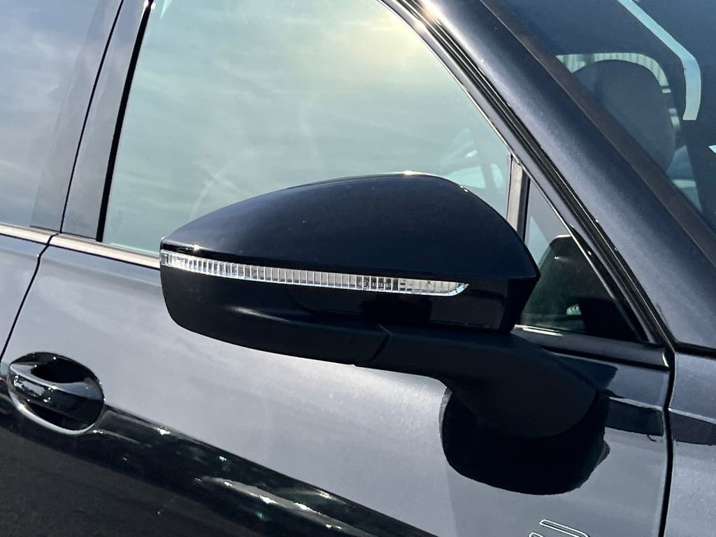 New 2026 Volkswagen Tiguan SE R-Line image 7