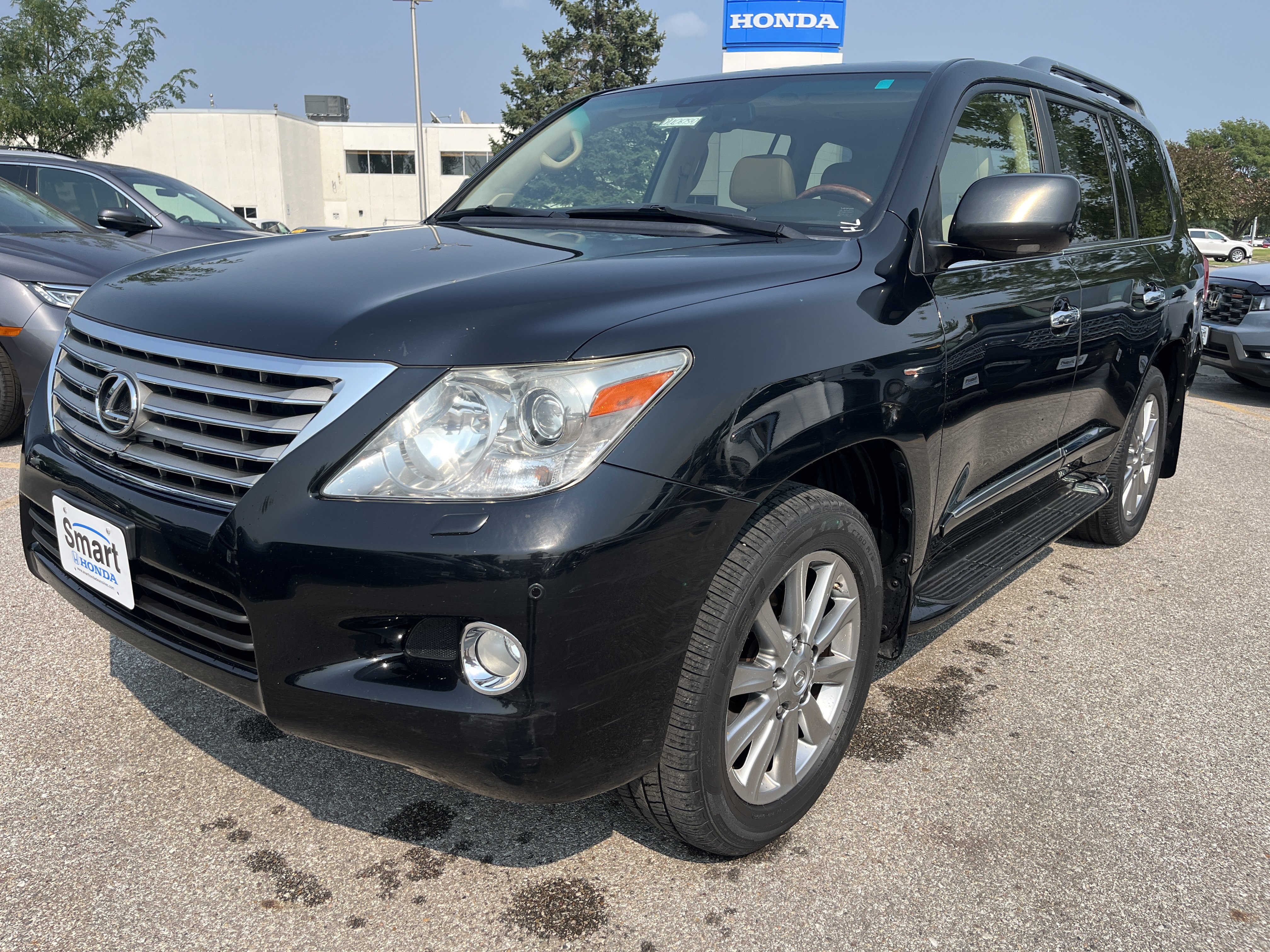 Used 2011 Lexus LX 570 4WD w/ Luxury Pkg image 2
