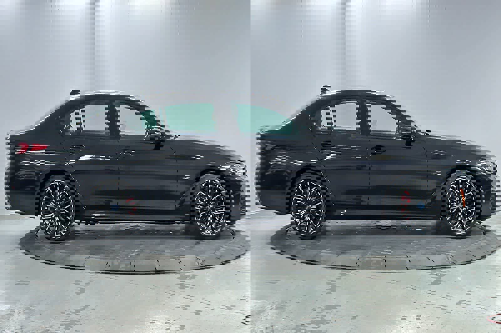 Used 2023 BMW 530e 530e w/ M Sport Package image 8