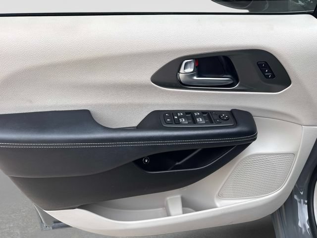 Used 2022 Chrysler Pacifica Touring-L w/ Uconnect Theater Family Group FWD image 11