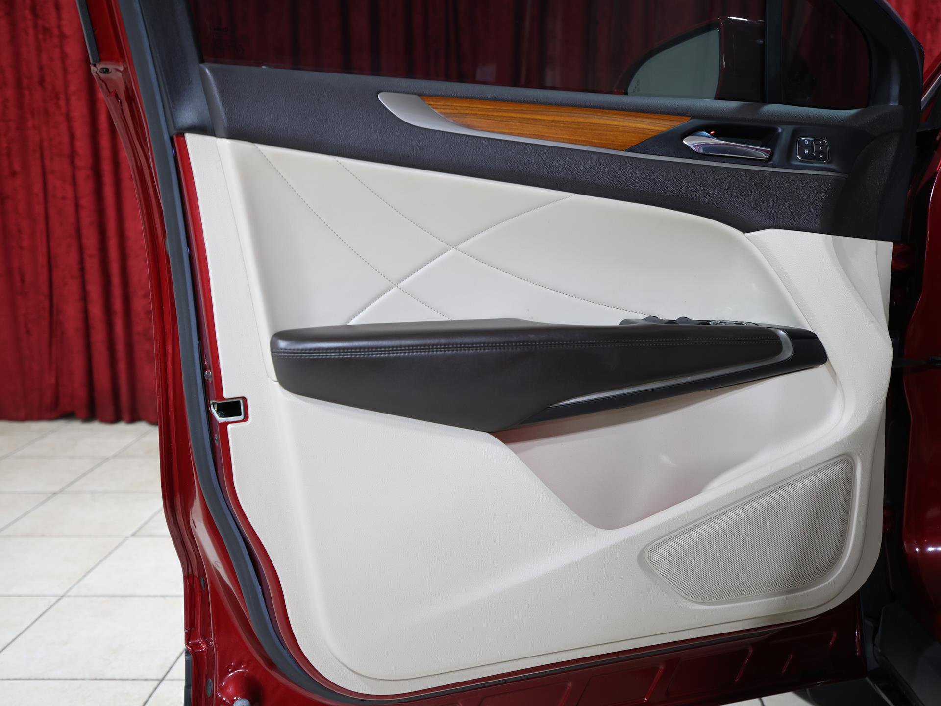 Used 2017 Lincoln MKC Select w/ Select Plus Package FWD image 11