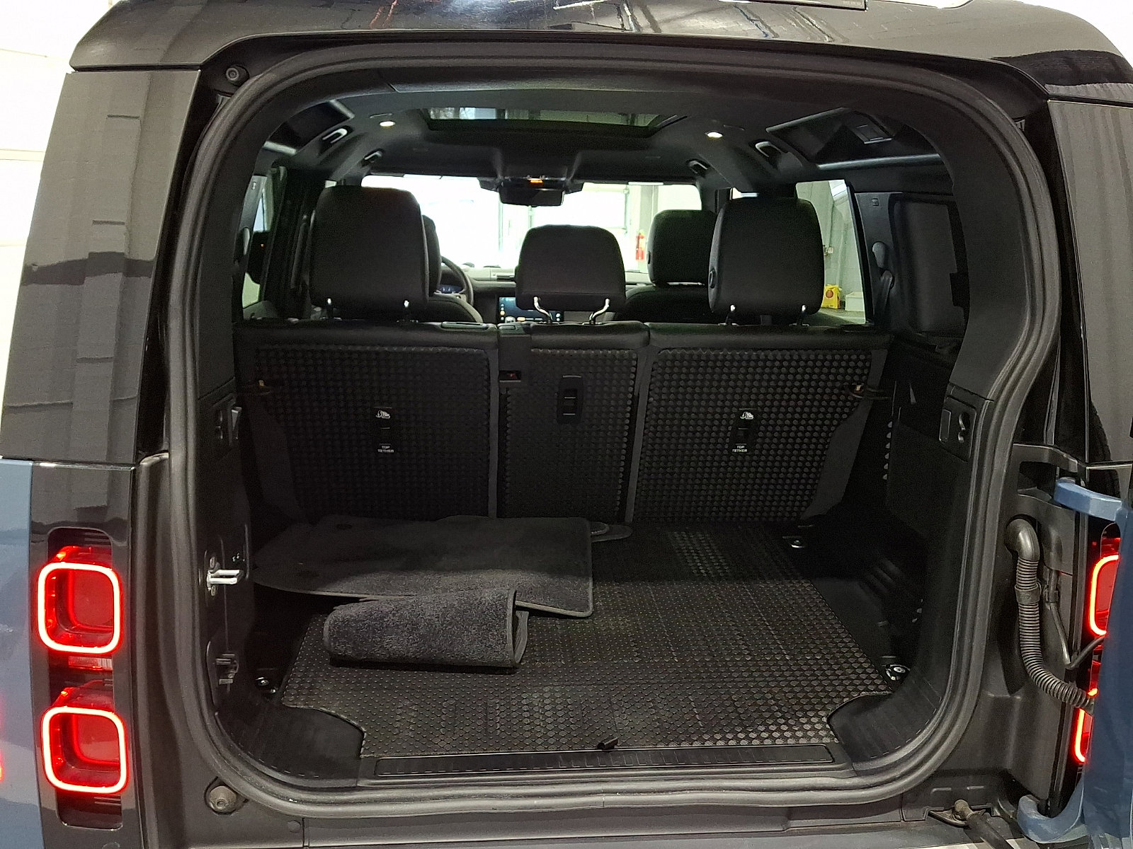 Used 2021 Land Rover Defender 110 SE image 27