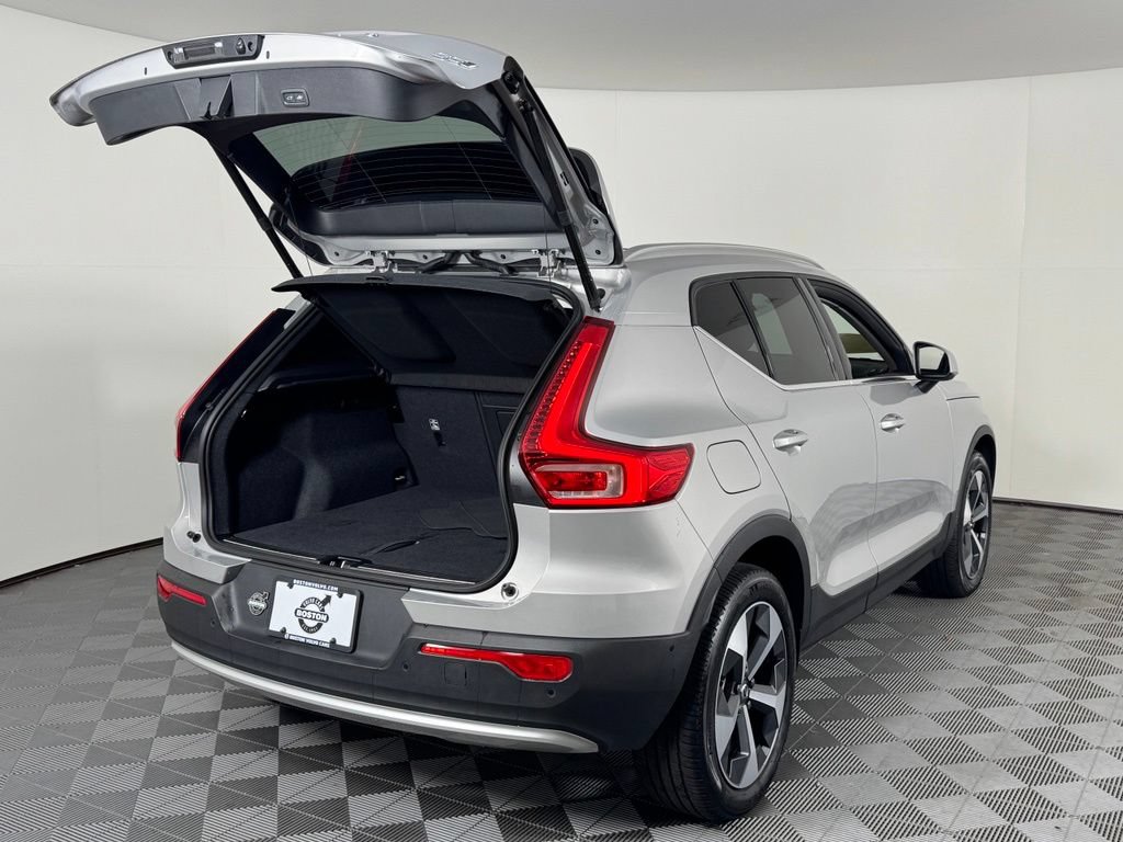 Certified 2025 Volvo XC40 B5 Plus AWD/4WD image 9