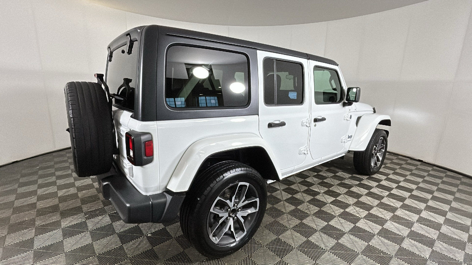 Used 2024 Jeep Wrangler Unlimited AWD/4WD image 3