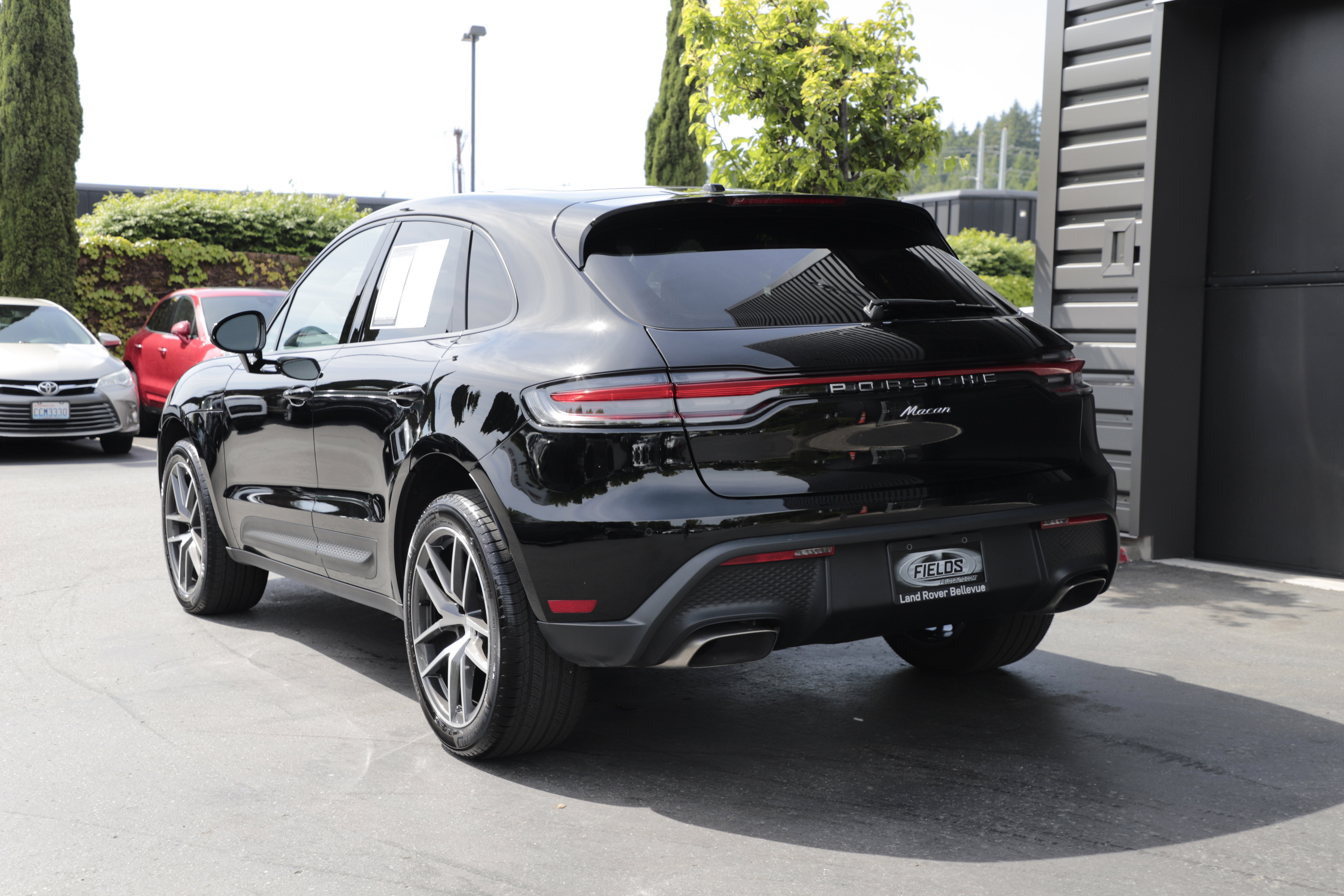 Used 2025 Porsche Macan AWD/4WD image 6