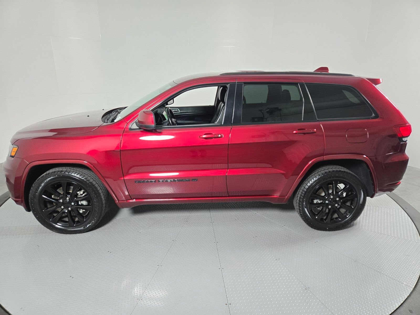 Used 2022 Jeep Grand Cherokee Laredo AWD/4WD image 31
