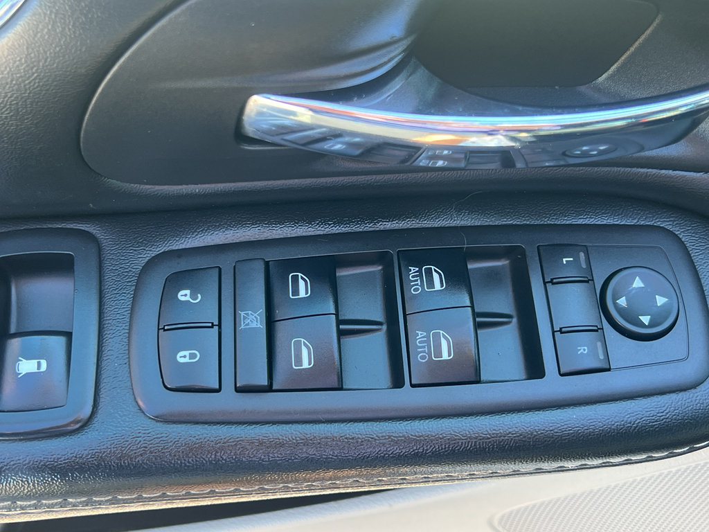 Used 2018 Dodge Grand Caravan SXT w/ Rear Park Assist Package FWD image 12