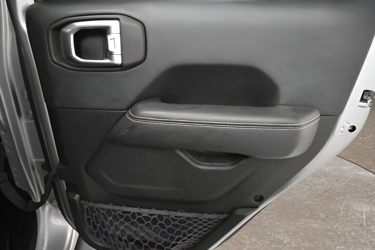 Used 2019 Jeep Wrangler Unlimited Sahara image 16