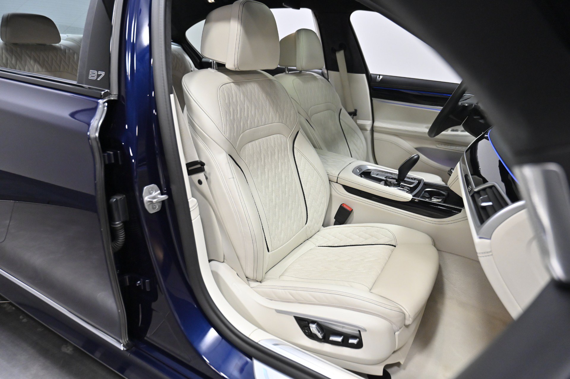 Used 2022 BMW ALPINA B7 xDrive AWD/4WD image 41