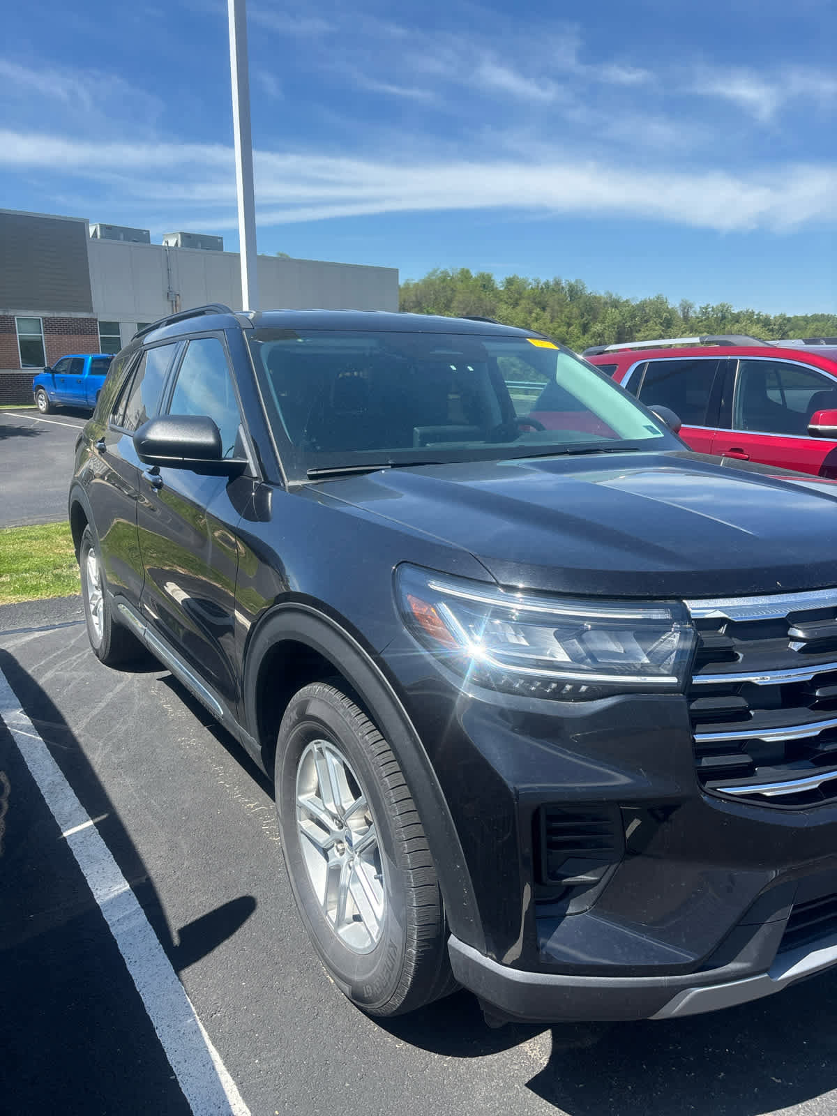 Used 2025 Ford Explorer Active AWD/4WD image 3