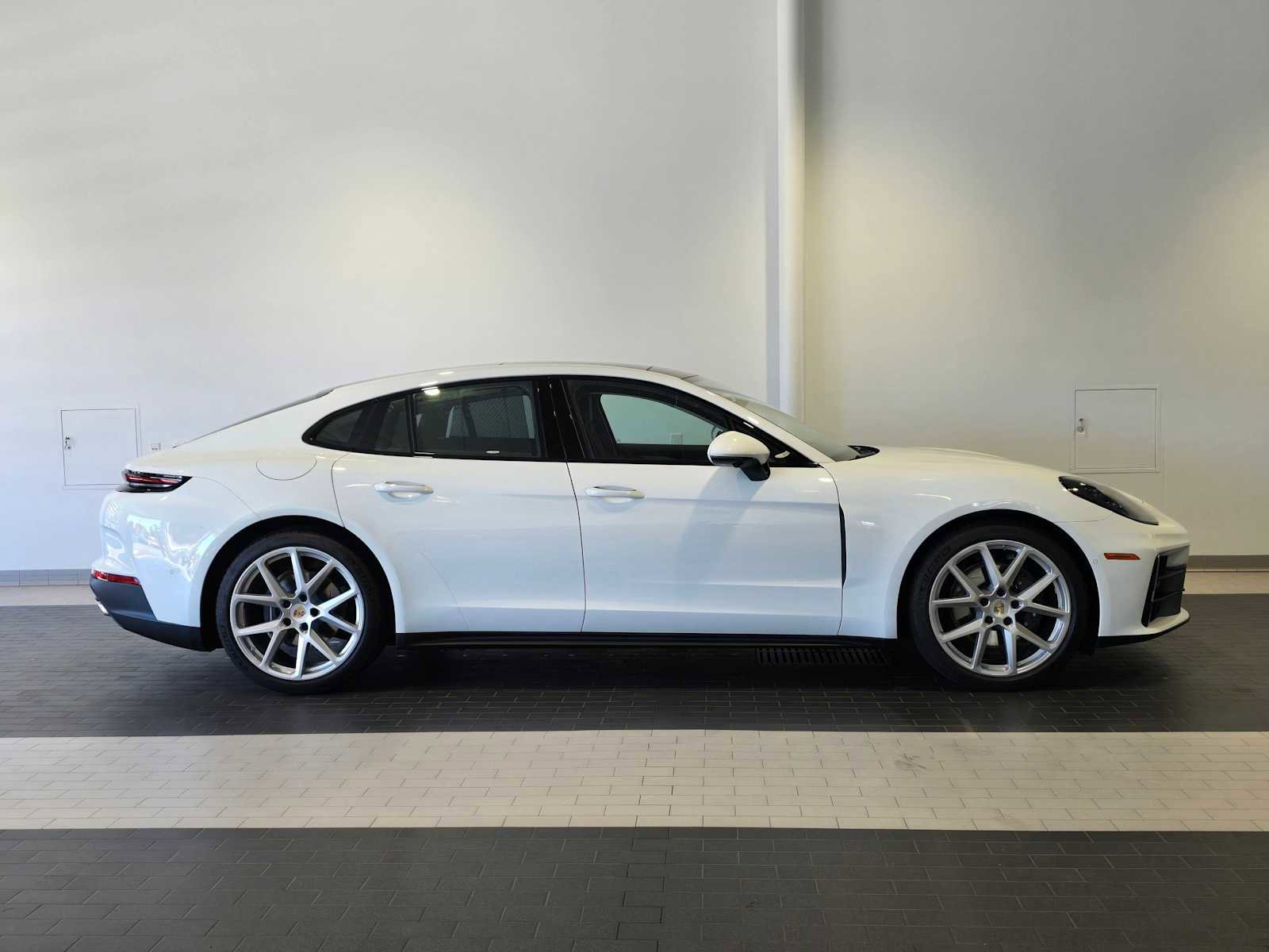 Used 2024 Porsche Panamera 4 image 6