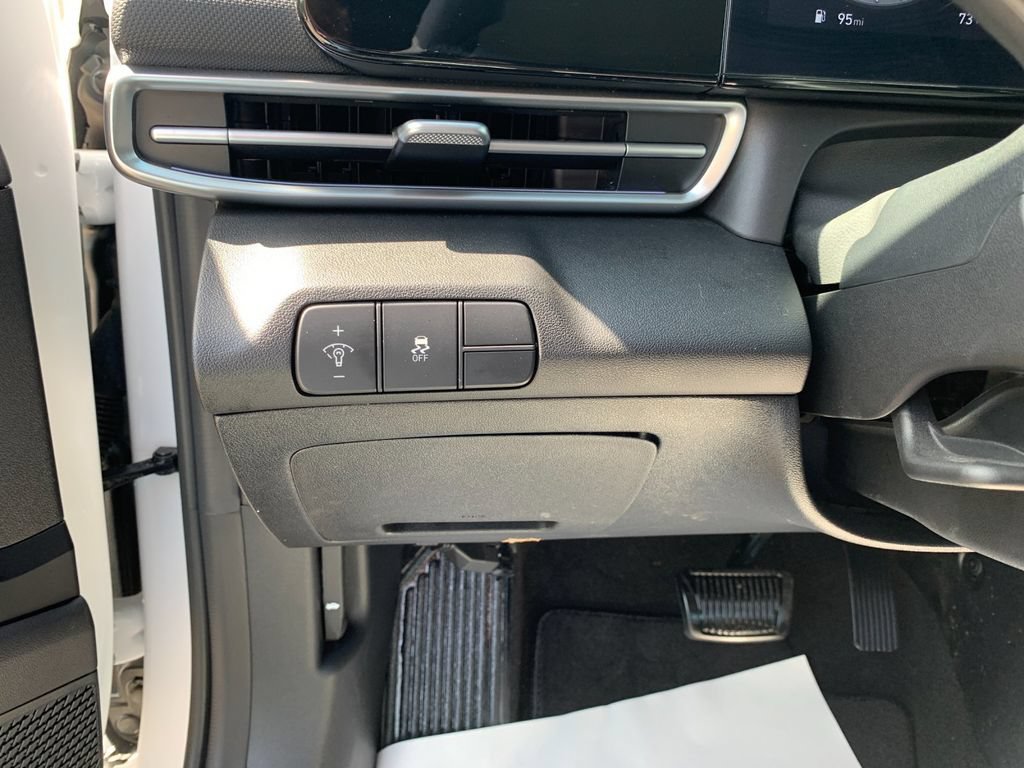 Used 2024 Hyundai Elantra SEL FWD image 31