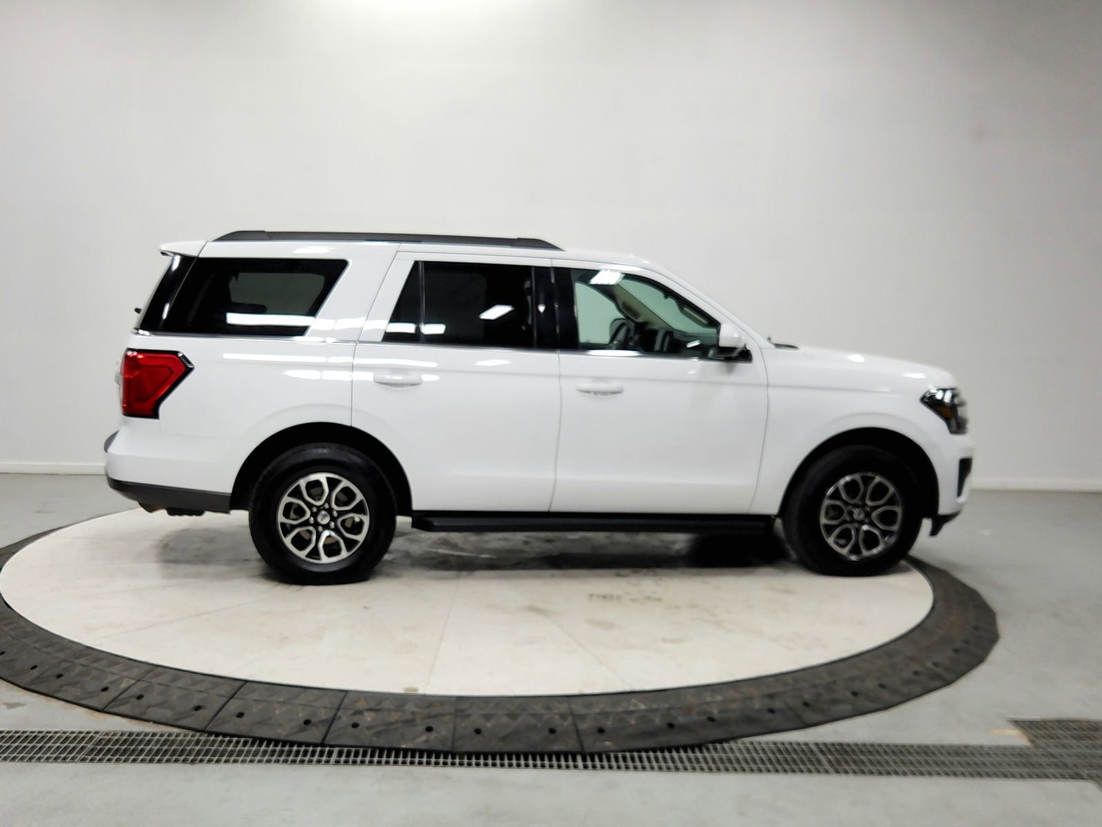 Used 2024 Ford Expedition XLT image 8