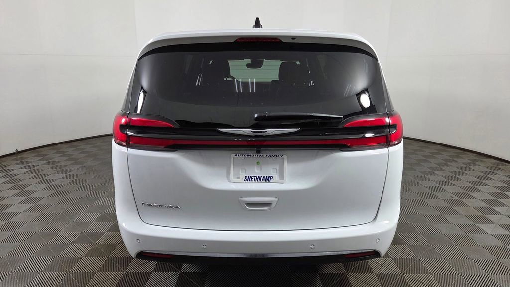 Used 2026 Chrysler Pacifica Select image 7