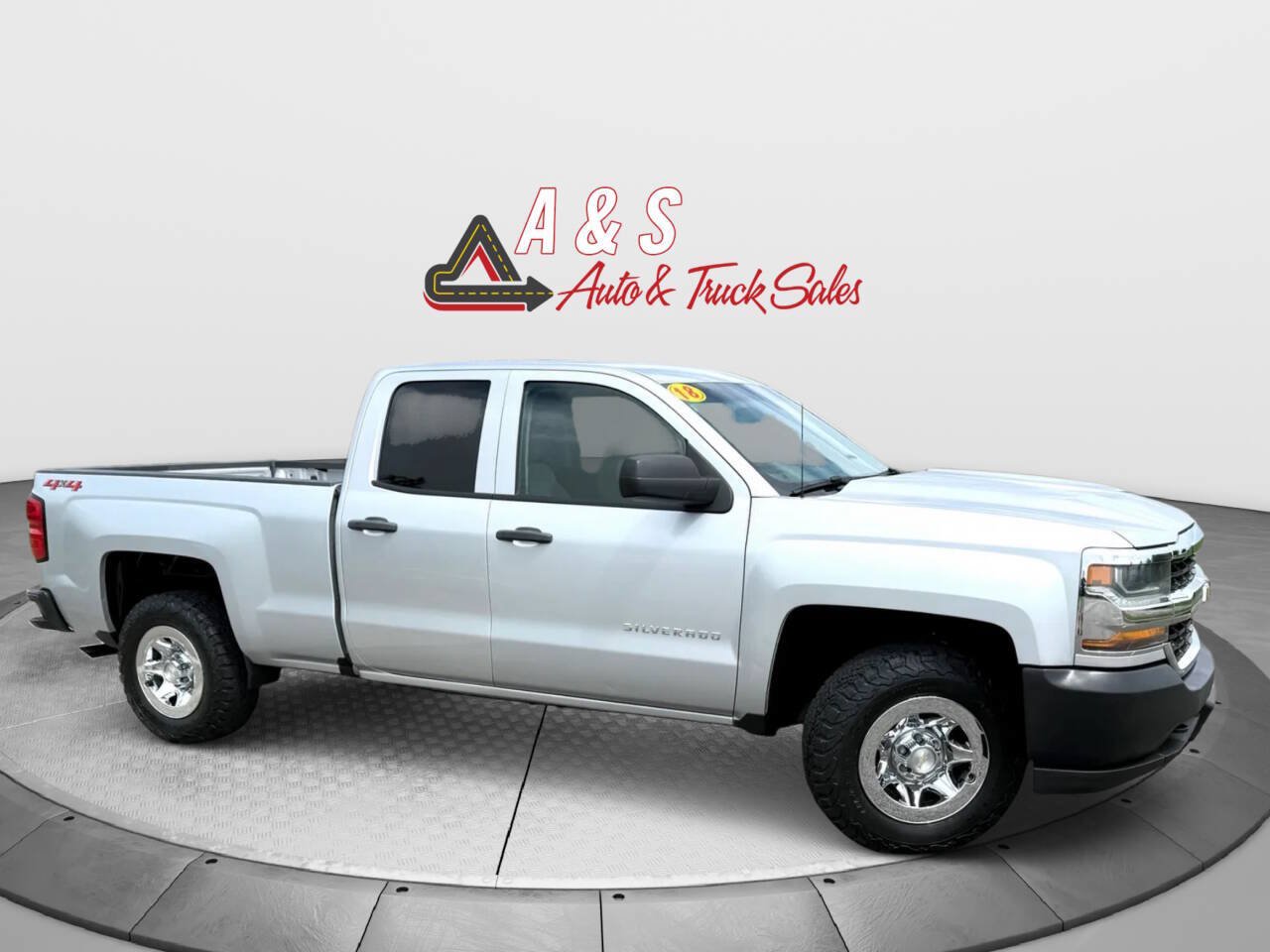 Used 2018 Chevrolet Silverado 1500 W/T w/ Trailering Package AWD/4WD image 1