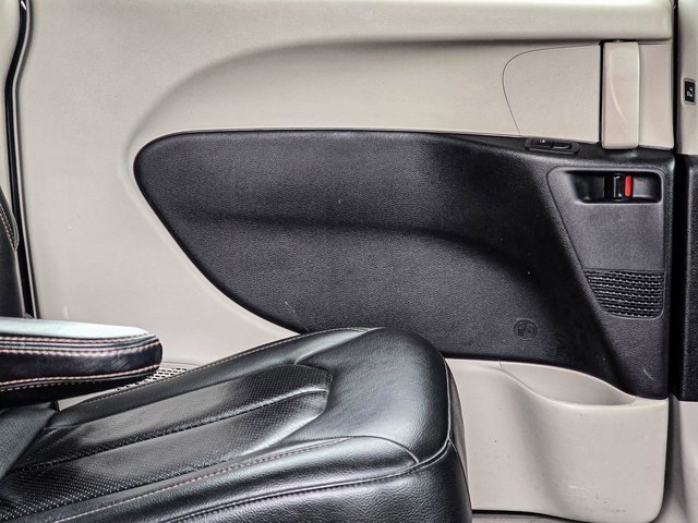 Used 2020 Chrysler Pacifica Touring-L image 41