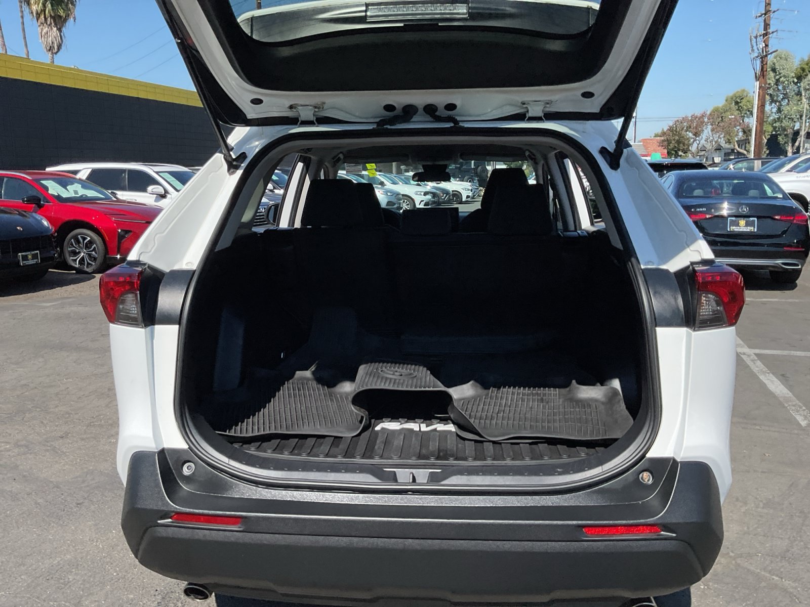 Used 2021 Toyota RAV4 LE AWD/4WD image 26