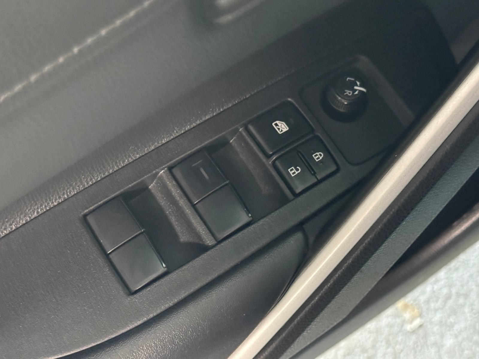 Used 2025 Toyota Corolla Cross AWD Hybrid image 32