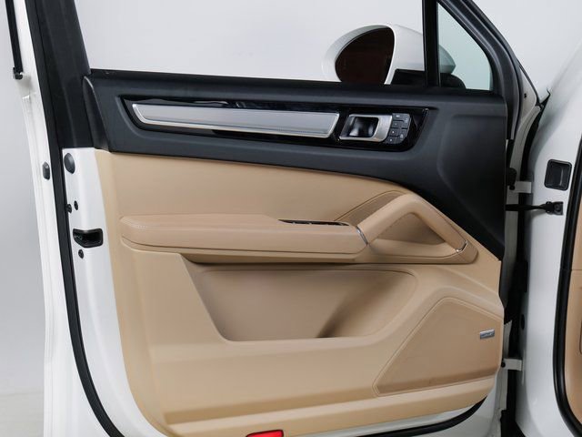 Certified 2023 Porsche Cayenne Platinum Edition image 28