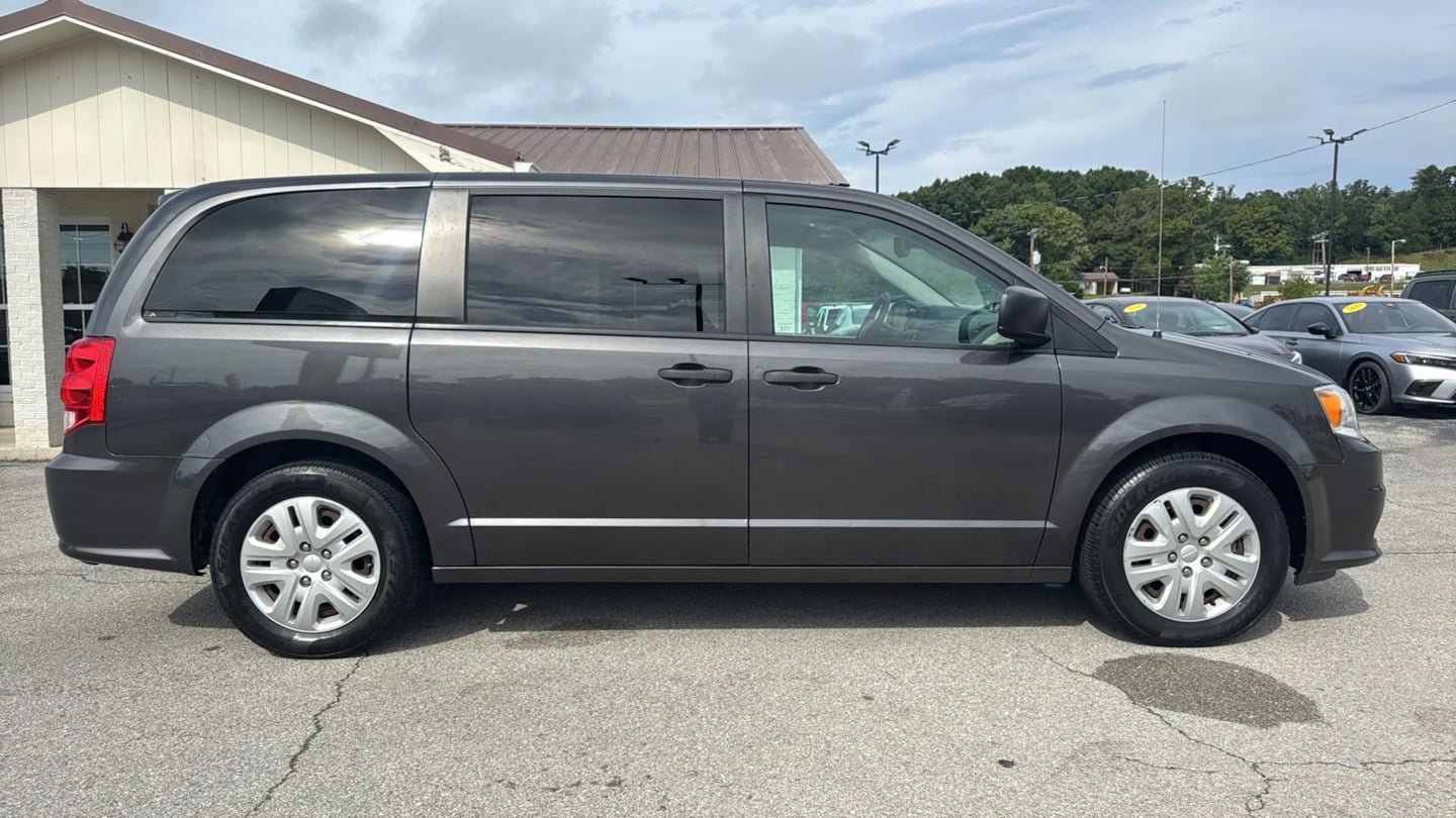 Used 2019 Dodge Grand Caravan SE w/ UConnect Hands-Free Group FWD image 6