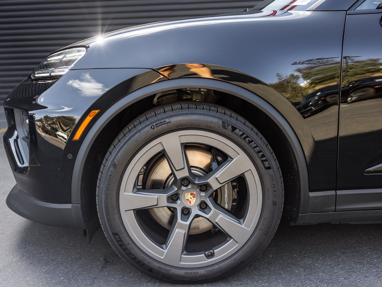 Certified 2025 Porsche Macan 4S Electric AWD/4WD image 25