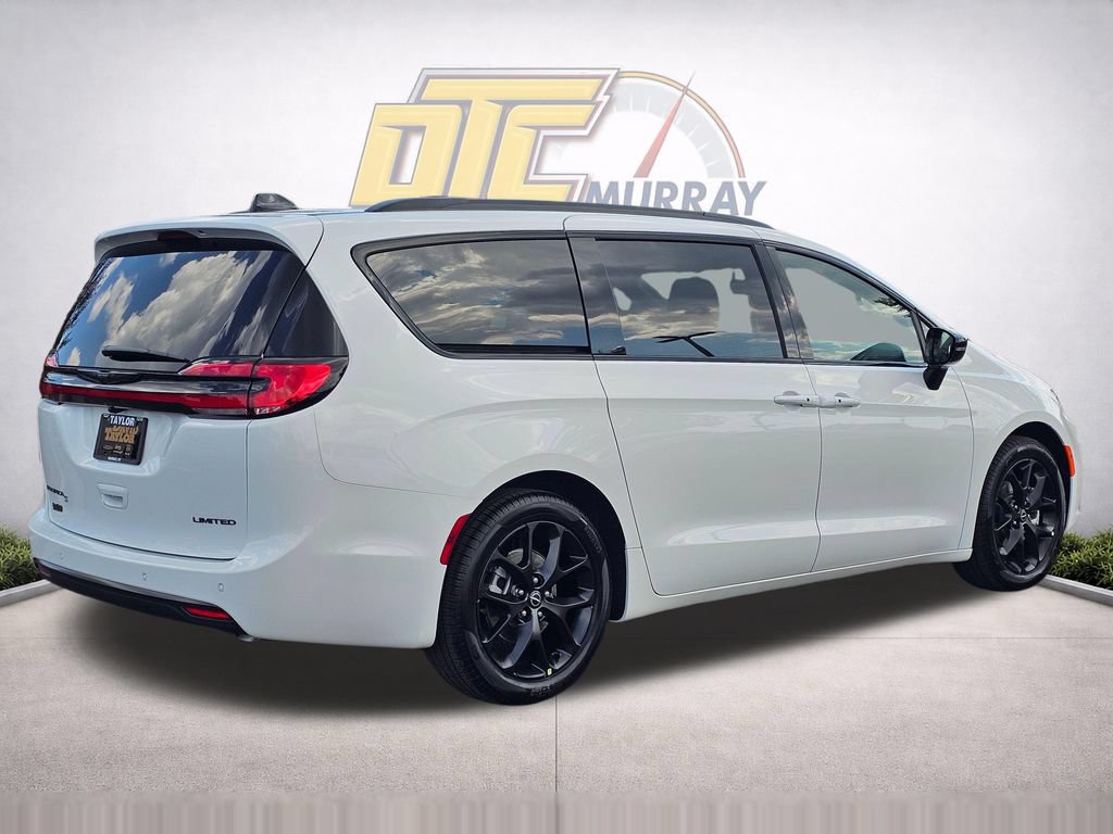 New 2026 Chrysler Pacifica Limited w/ Uconnect Theater Family Group FWD image 5