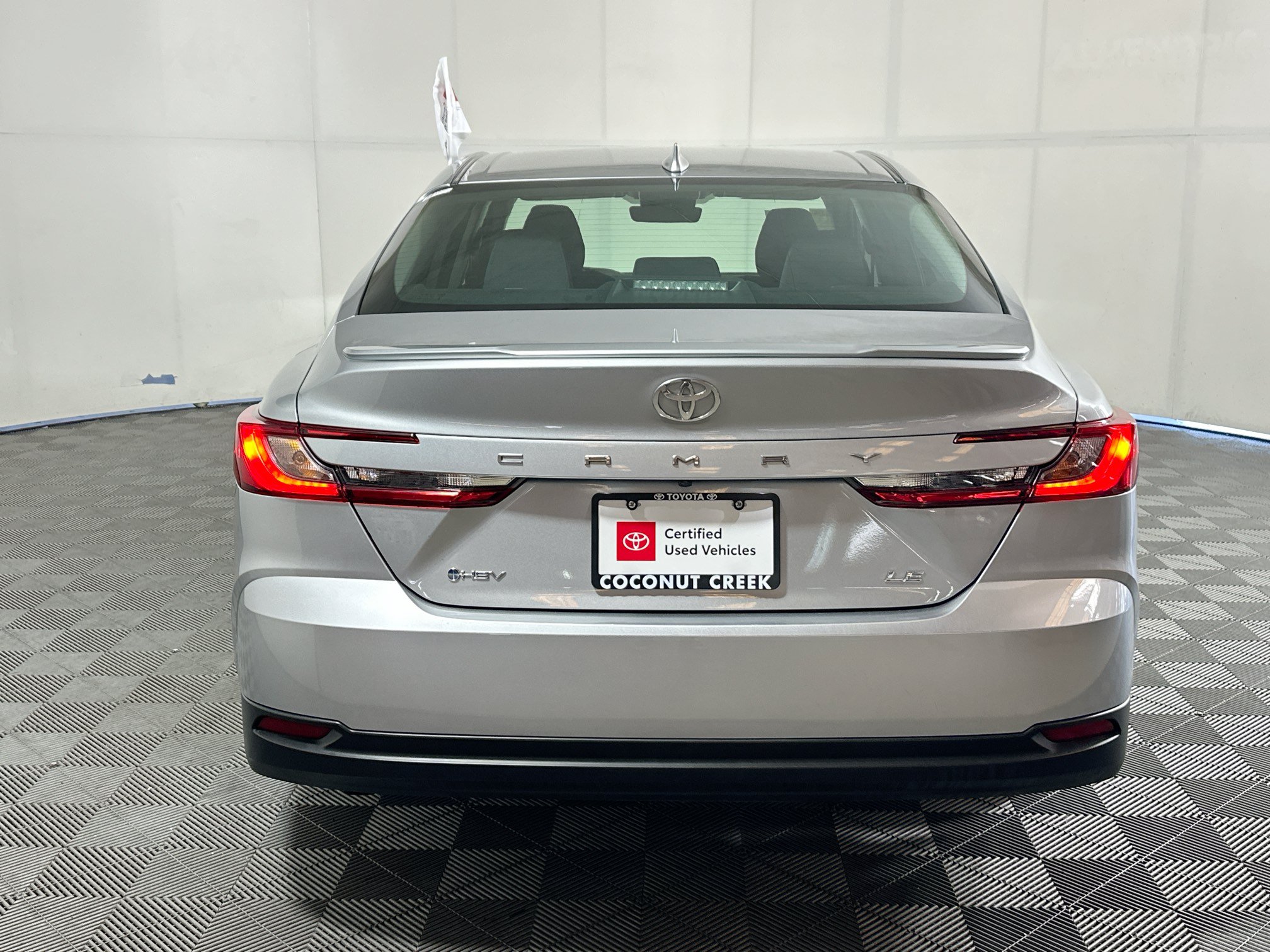 Used 2025 Toyota Camry LE w/ Convenience Package FWD image 4