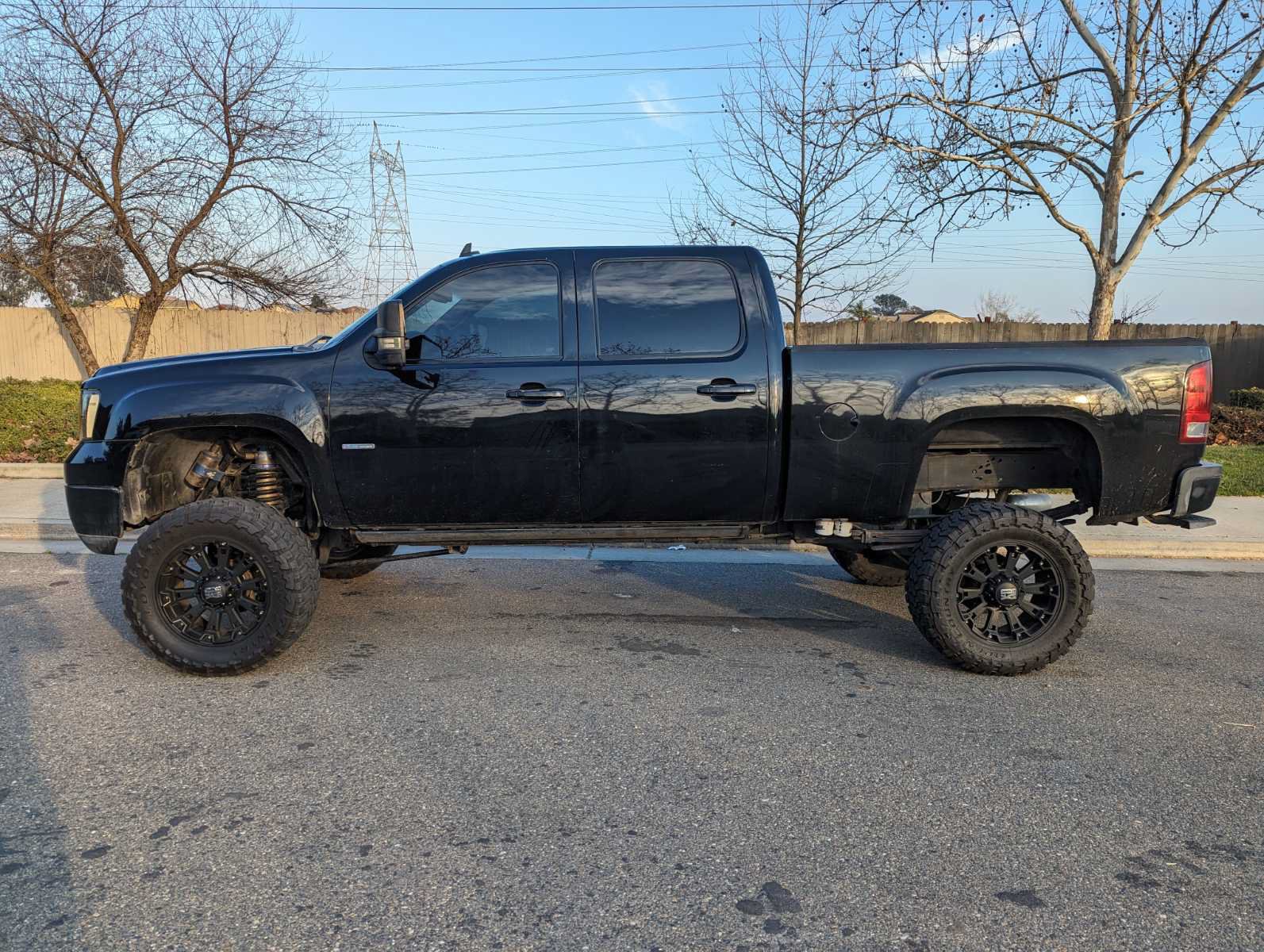 Used 2007 GMC Sierra 2500 SLT w/ EZ-Lift Tailgate Package RWD image 2