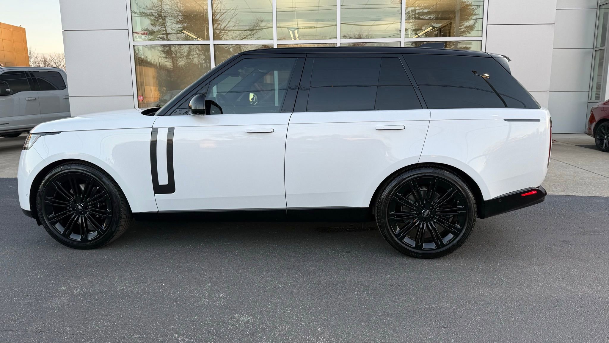 Used 2025 Land Rover Range Rover SE image 1