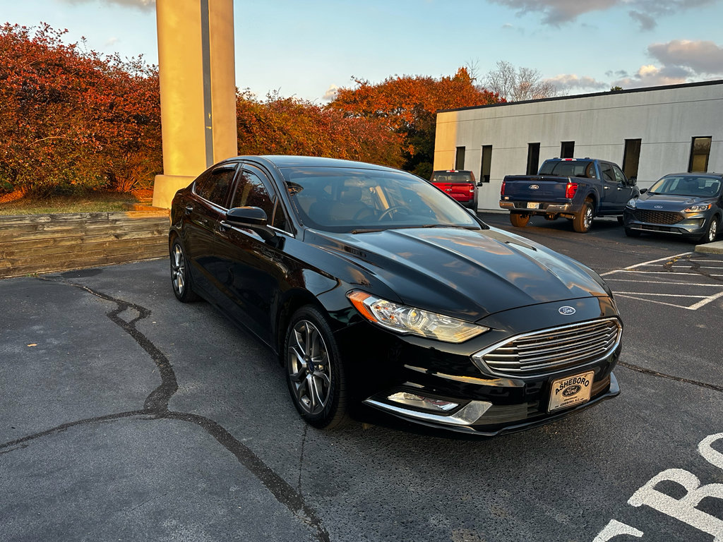 Used 2017 Ford Fusion SE w/ Equipment Group 201A image 3