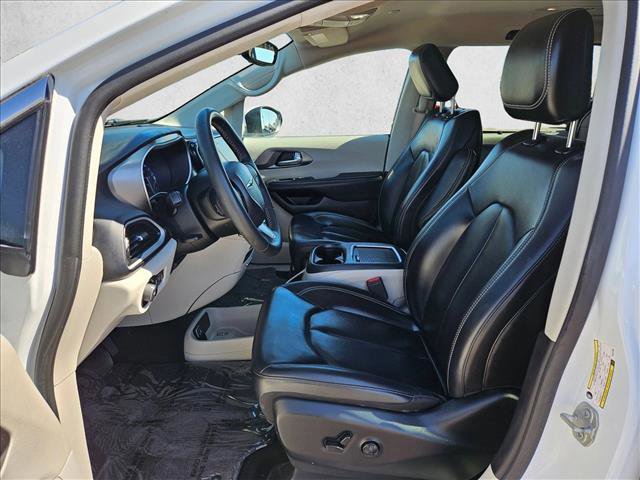Used 2023 Chrysler Pacifica Touring-L image 21