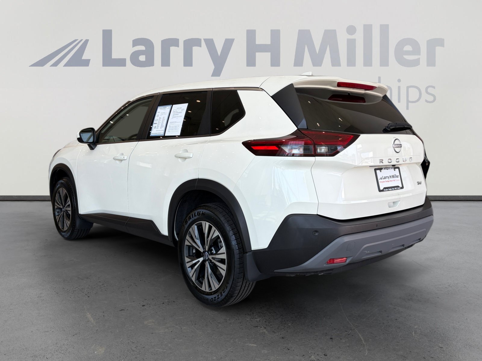 Used 2023 Nissan Rogue SV FWD image 3