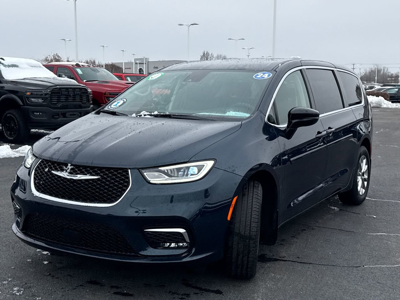 Used 2024 Chrysler Pacifica Touring-L image 7