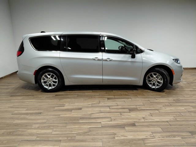 Used 2024 Chrysler Pacifica Touring-L image 20
