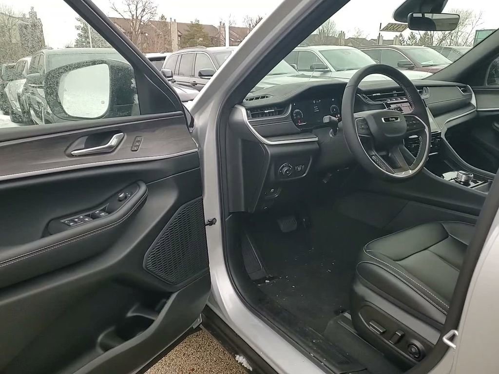 New 2025 Jeep Grand Cherokee Limited w/ Black Appearance Package image 23