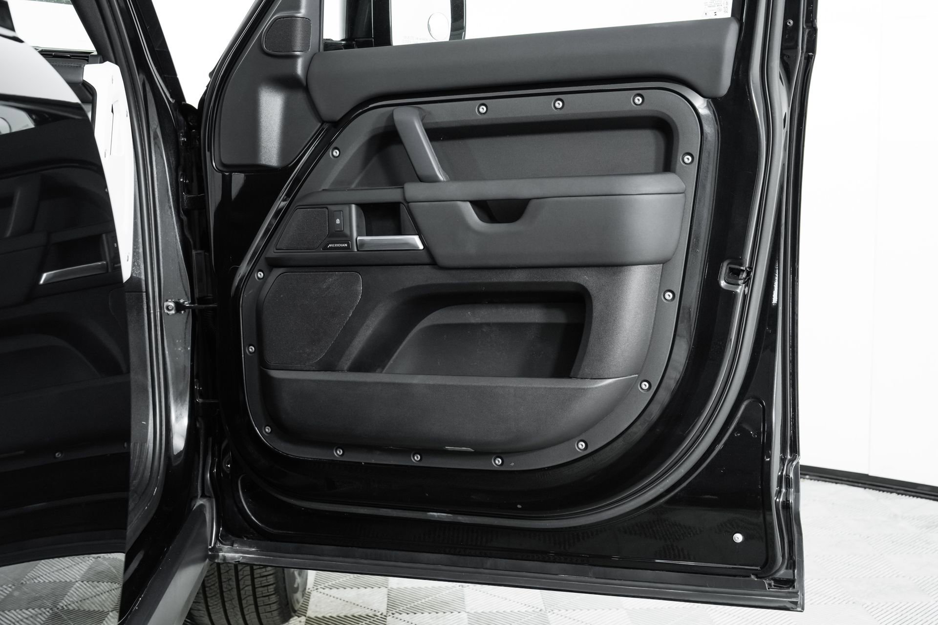 Used 2025 Land Rover Defender 110 S image 75