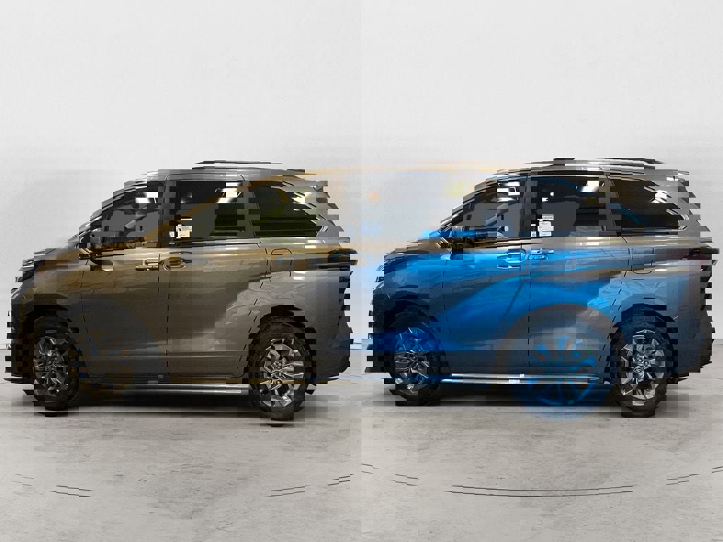 New 2026 Toyota Sienna XLE image 2