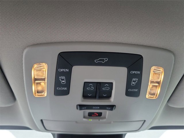 Used 2022 Toyota Sienna XLE image 32